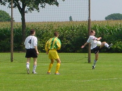 20 juli 2002 Oefenwedstrijd SPV Vlierden ADO Den Haag in Garderen