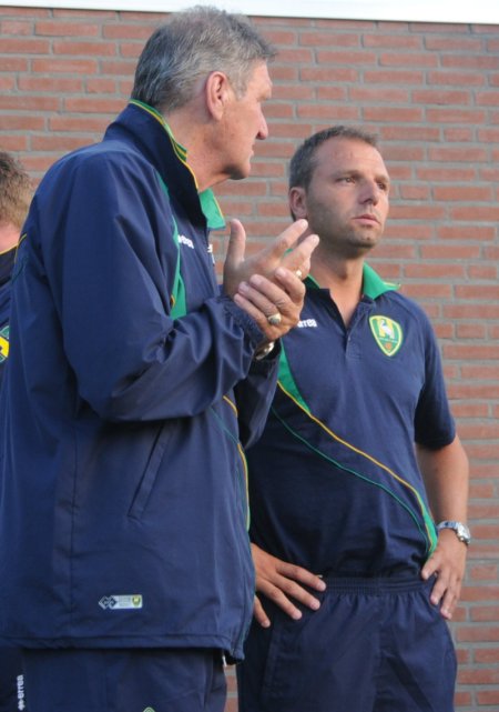 ADO Den Haag trainer Maurice Steijn en adviseur Lex Schoenmaker