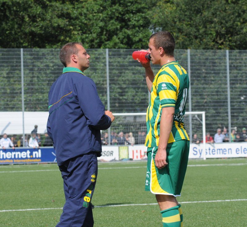 Een onderonsje tussen trainer Steijn en Wesley Verhoek