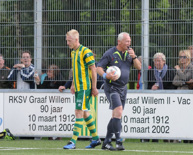 jubileumwedstrijd Graaf Willem II VAC - ADO Den Haag  Eindsignaal eerste helft