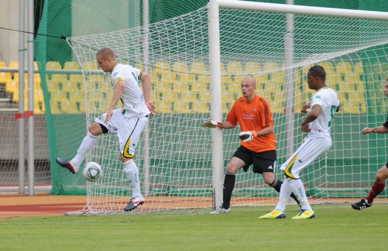 Europa League FK Taunas - ADO Den Haag Timothy Derijck probeert met de hak de bal nog voor de goal te krijgen