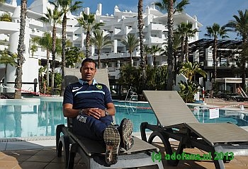 Henk Faser relaxt bij het zwembad van het spelershotel