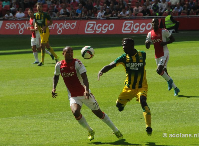 Ajax wint met 4-0 van ADO Den Haag