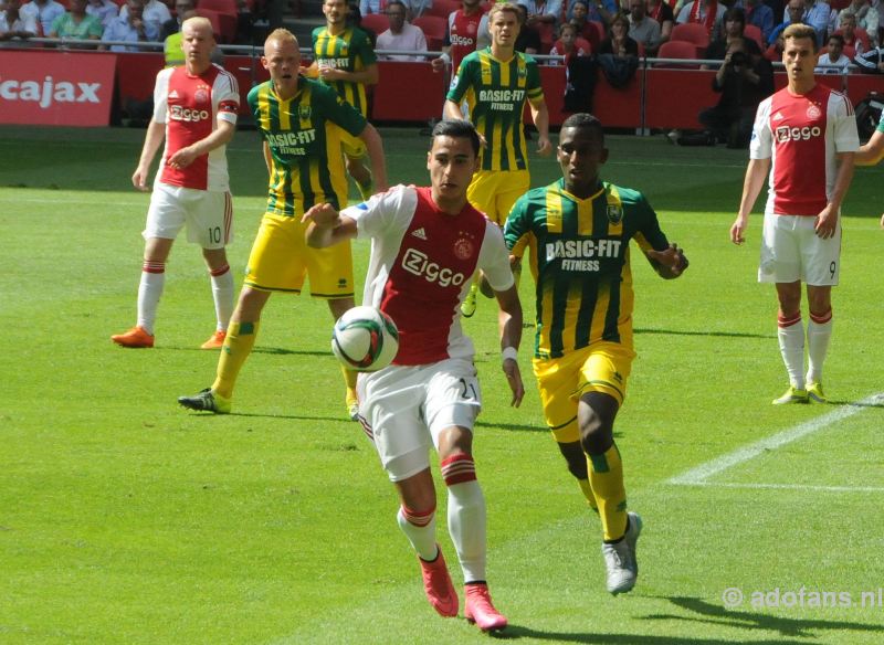 Ajax wint met 4-0 van ADO Den Haag