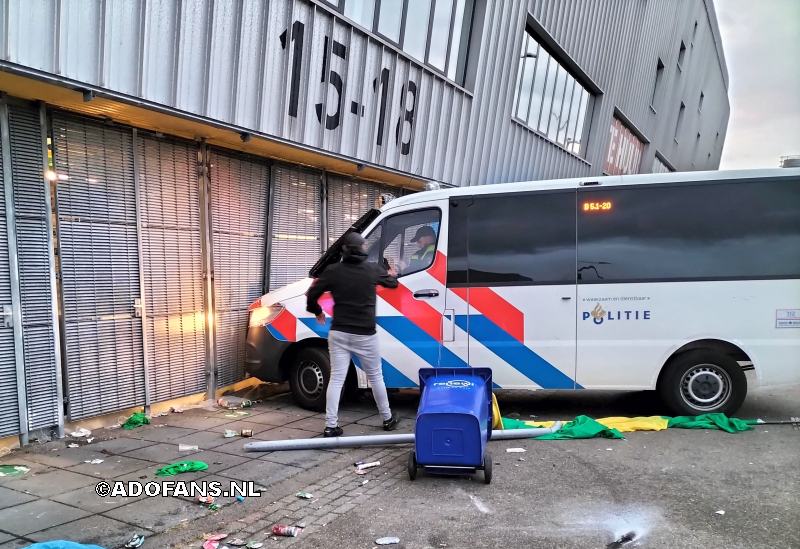 Politiebusje Blokeert toegangs Hek ADO Den Haag stadion