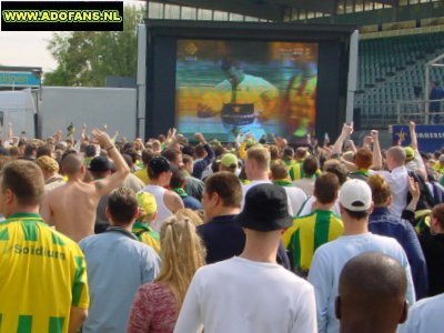 ADO Den Haag  Go Ahead Eagles op een groot scherm in het Zuiderpark