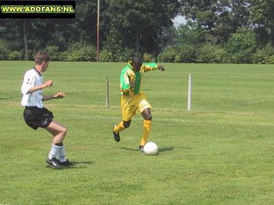 20 juli 2002 Oefenwedstrijd SPV Vlierden ADO Den Haag in Garderen