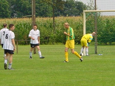 20 juli 2002 Oefenwedstrijd SPV Vlierden ADO Den Haag in Garderen