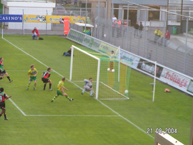 21 augustus 2004 ADO Den Haag verliest nipt van NEC