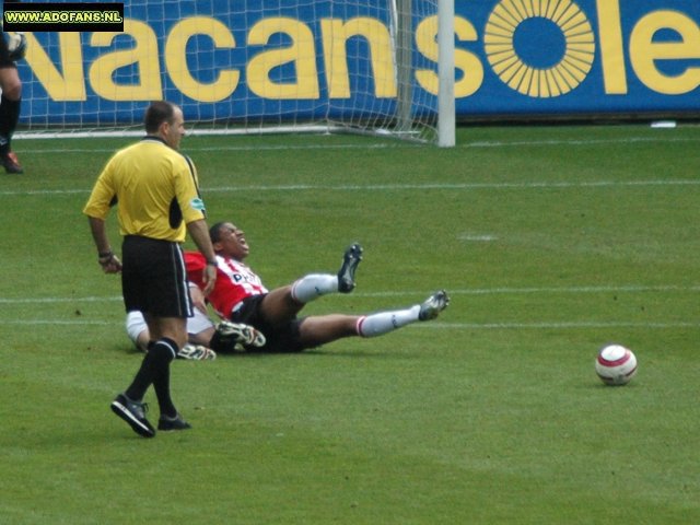 Verslag en foto`s PSV eenvoudige naar zege op tam ADO Den Haag