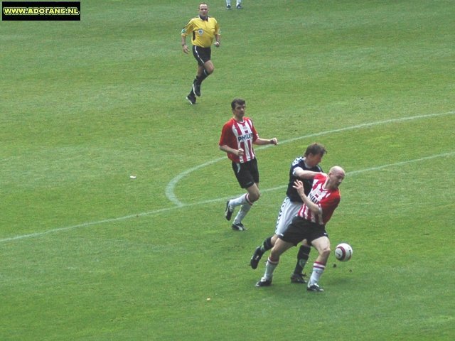 Verslag en foto`s PSV eenvoudige naar zege op tam ADO Den Haag