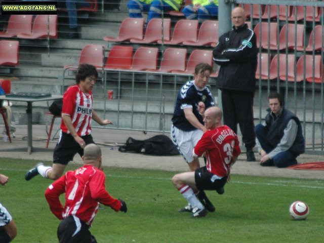 Verslag en foto`s PSV eenvoudige naar zege op tam ADO Den Haag