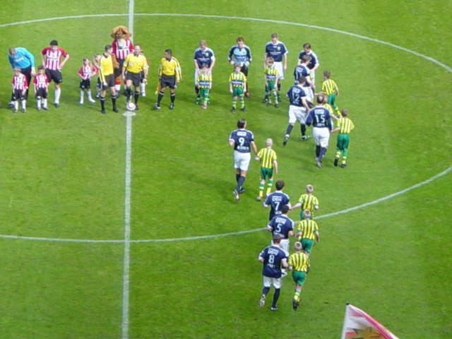 Verslag en foto`s PSV eenvoudige naar zege op tam ADO Den Haag