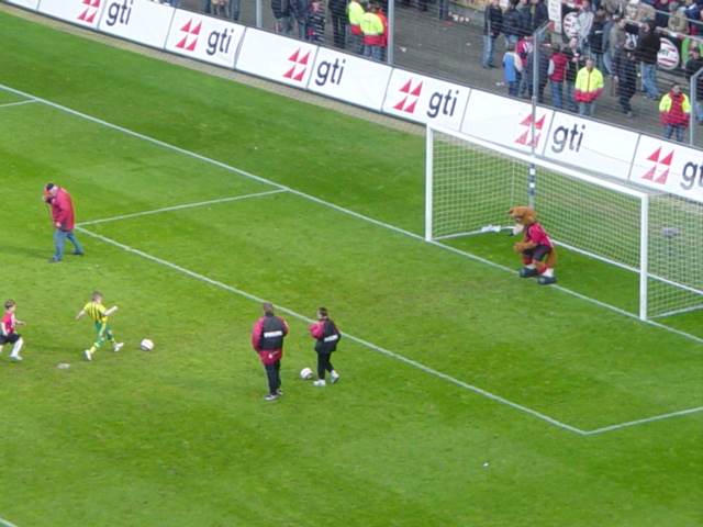 Verslag en foto`s PSV eenvoudige naar zege op tam ADO Den Haag