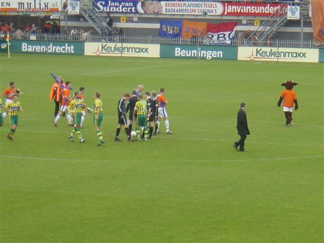 ADO Den Haag stuntelt in Roosendaal 16 april 2005