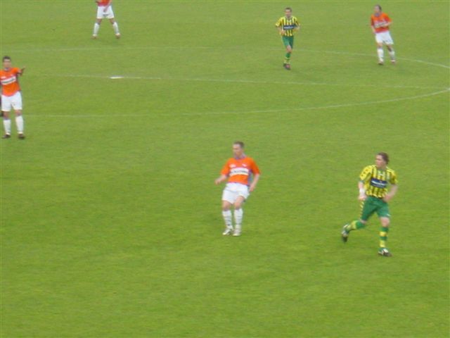 ADO Den Haag stuntelt in Roosendaal 16 april 2005