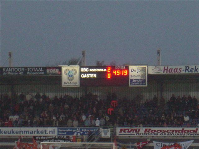 ADO Den Haag stuntelt in Roosendaal 16 april 2005