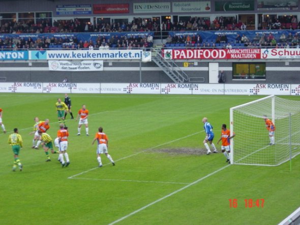 ADO Den Haag stuntelt in Roosendaal 16 april 2005