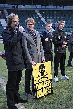 ADO Den Haag en wethouder Dekker voetballen op mijnenveld