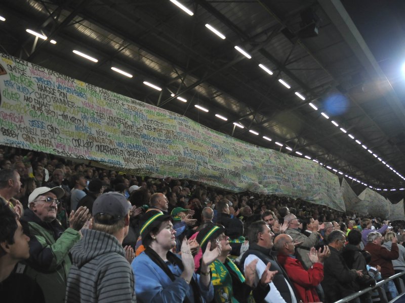 Het grootste spandoek ooit bij Den Haag (op de Aad Mansveldtribune hing er nog een gedeelte van het spandoek, hier niet in beeld) met duizenden namen van supporters, spelers en bestuursleden 