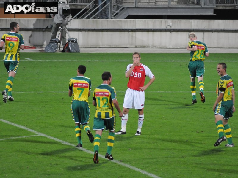 De AZ-spelers kijken verbouwereerd toe als de spelers van Den Haag de 2-0 vieren