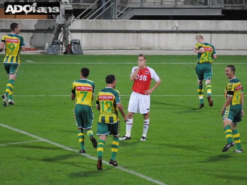 De AZ-spelers kijken verbouwereerd toeÂ als de spelers van Den Haag de 2-0 vieren