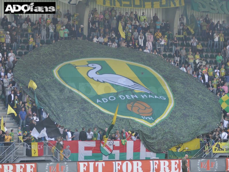 Een  mooi rond spandoek met het logo van ADO Den Haag sierde de Aad Mansveldtribune voor het begin van de wedstrijd