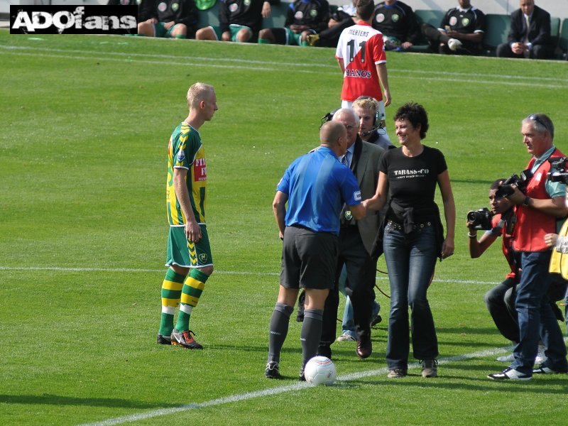 Naar aanleiding van de  samenwerking van ADO en het Medisch Centrum Haaglanden "Bewegen tegen Kanker' mocht een vrouwelijke supporter, die genezen is van de vaak zo slopende ziekte kanker, de aftrap verrichten.