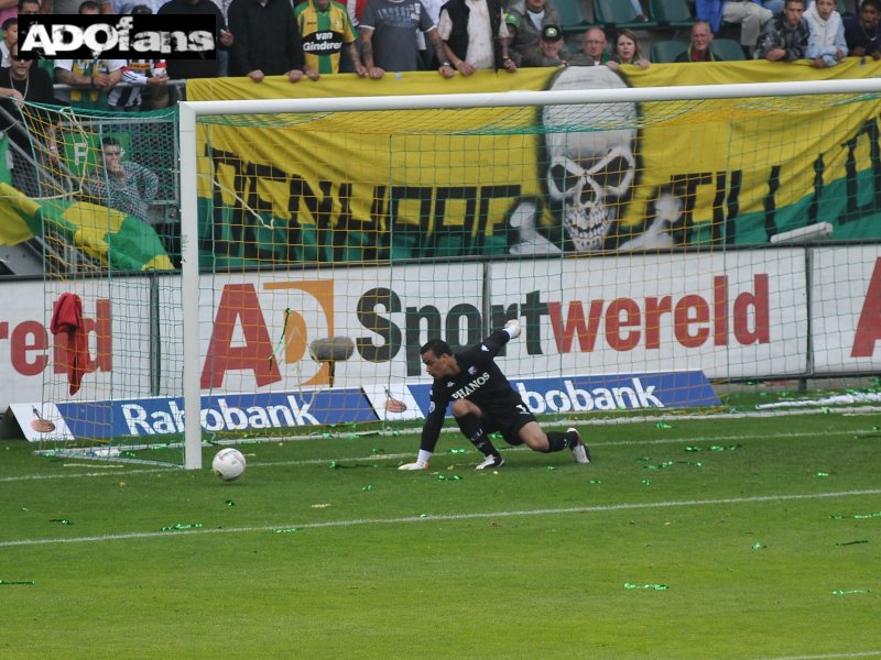 Utrecht doelman Vorm ziet de bal net naast zijn doel voorbij gaan
