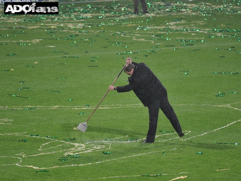 de wedstrijd een kwartier later dan gepland beginnen doordat de confetti van de eerdere tifo actie met geen mogelijkheid van het veld te krijgen was. 