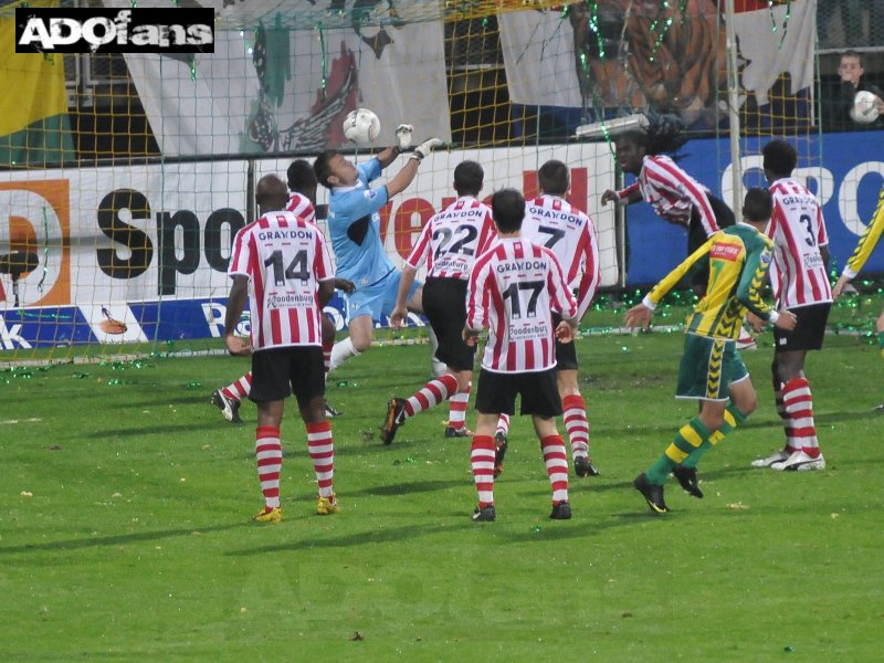 ADO Den Haag -Sparta Rotterdam Op miraculeuze wijze gaat ook deze bal er niet in