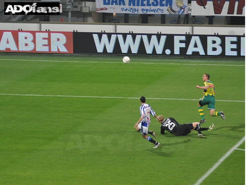 Heerenveen - ADO Den Haag : Wesley Verhoek krijgt en kans maar Vandenbussche voorkomt het doelpunt