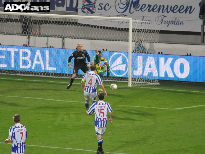 Heerenveen - ADO Den Haag : De ingevallen Raily Ignacio kreeg nog in de slot minuur een kan op de eretreffer, maar ook deze bal ging er niet.