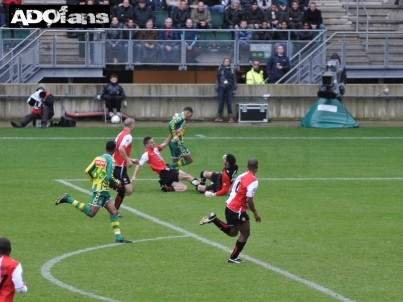 Eredivisie ADO Den haag Feyenoord  En dit is nu een klassiek voorbeeld van een overtreding in de 16 meter waar je een strafschop voor zou moeten geven.....