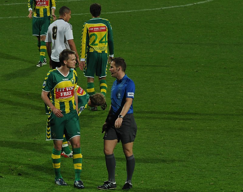 ADO Den Haag wint oefenwedstrijd tegen Derby County Csaba Horvat in discusie met scheidsrechter Danny Makkelie