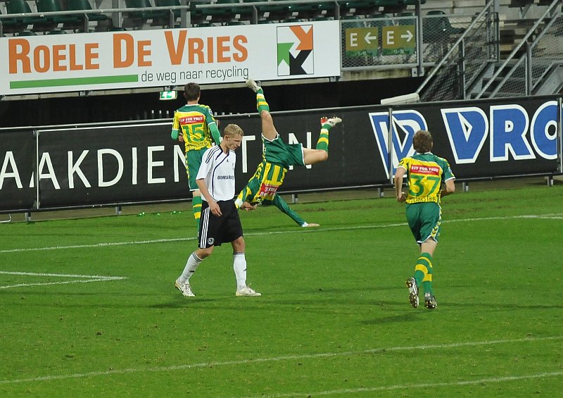 ADO Den Haag wint oefenwedstrijd tegen Derby County Yuri Cornelisse viert  zijn doelpunt