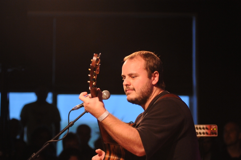 Gitaar virtuoos Andy McKee aan het werk