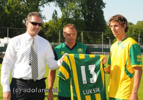 Filip Luksik met  Traininer Maurice Steijn en Algemeen directeur Mattijs Manders