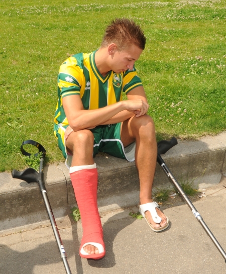 ADO Den haag speler  Kevin Visser in het gips