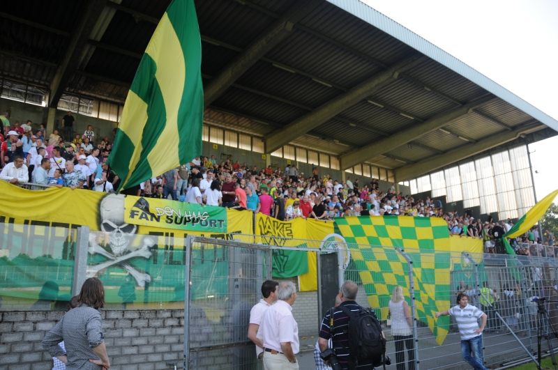 De afgeladen tribune met supporters, iedereen heeft weer zin in het nieuwe seizoen!