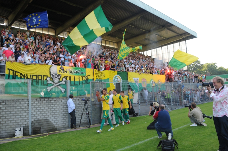 De spelers werden bij opkomst van het veld warm onthaald door de supporters