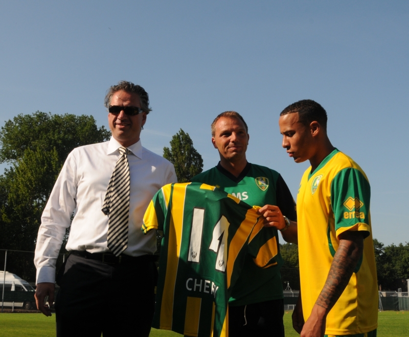 Tjaronn Chery, een nieuwe aanwinst afkomstig van Emmen, kreeg voor de training zijn shirt officieel uitgereikt door algemeen directeur Mattijs Manders en Maurice Steijn