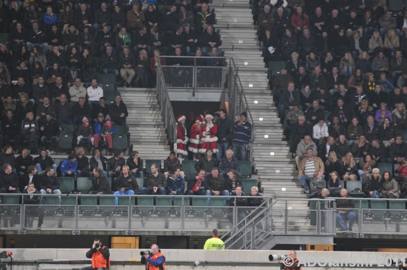 We weten niet wat er op de hoofdtribune in de koffie zit...maar om nu al in kerstkleding te gaan lopen lijkt een beetje overdreven