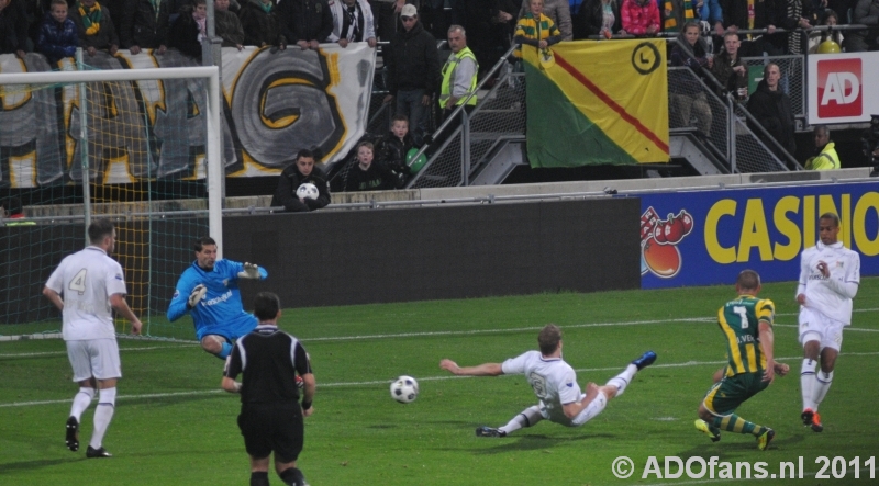 John schiet beheerst de bal langs keeper Babos in de goal