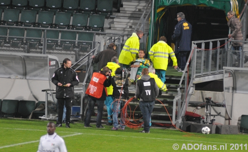 Ramon Leeuwin werd geblesseerd het veld afgedragen