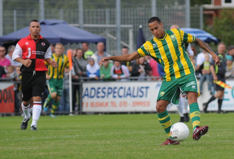 Tjaronn Chery in actie voor ADO Den Haag