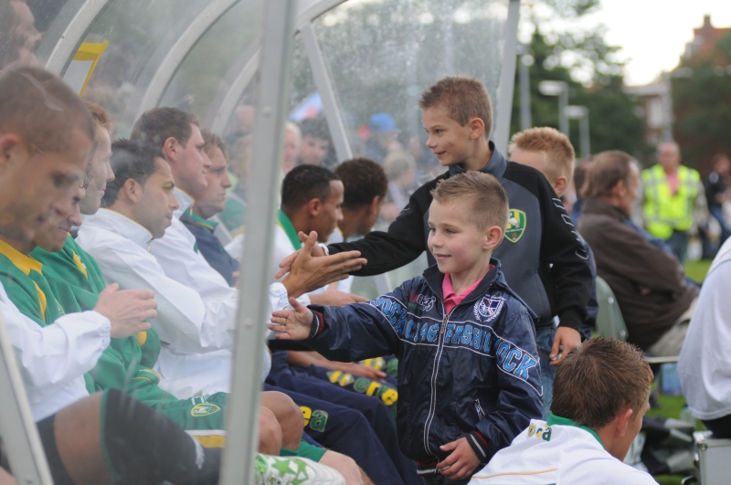 Sommige jeugdige supporters namen maar even zelf het initiatief. Zij stelden zich voor aan de spelers op de bank