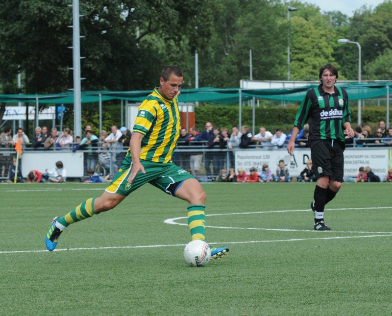 Jubileumwedstrijd Graaf Willem II VAC - ADO Den Haag  Verhoek aan de bal