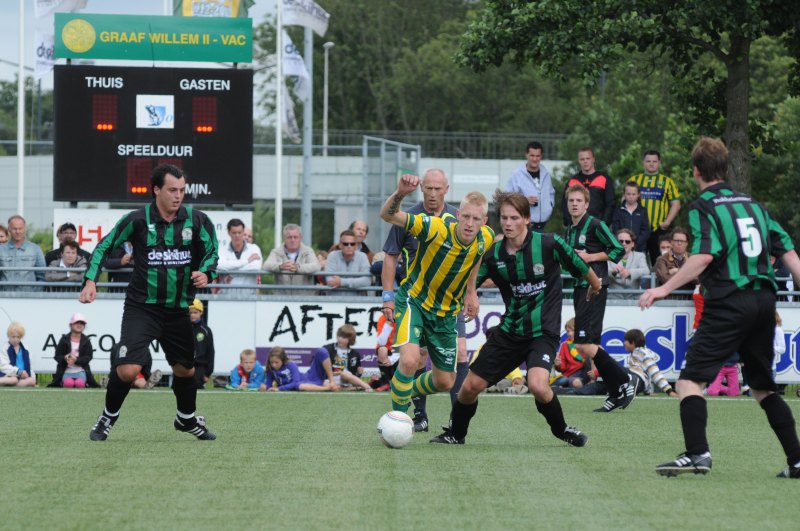 Jubileumwedstrijd Graaf Willem II VAC - ADO Den Haag  Lex Immers baant zich een weg met de bal