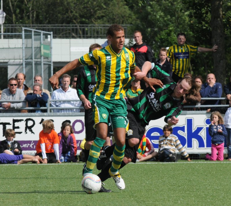 Jubileumwedstrijd Graaf Willem II VAC - ADO Den Haag  Ramon Leeuwin worstelt zich vrij